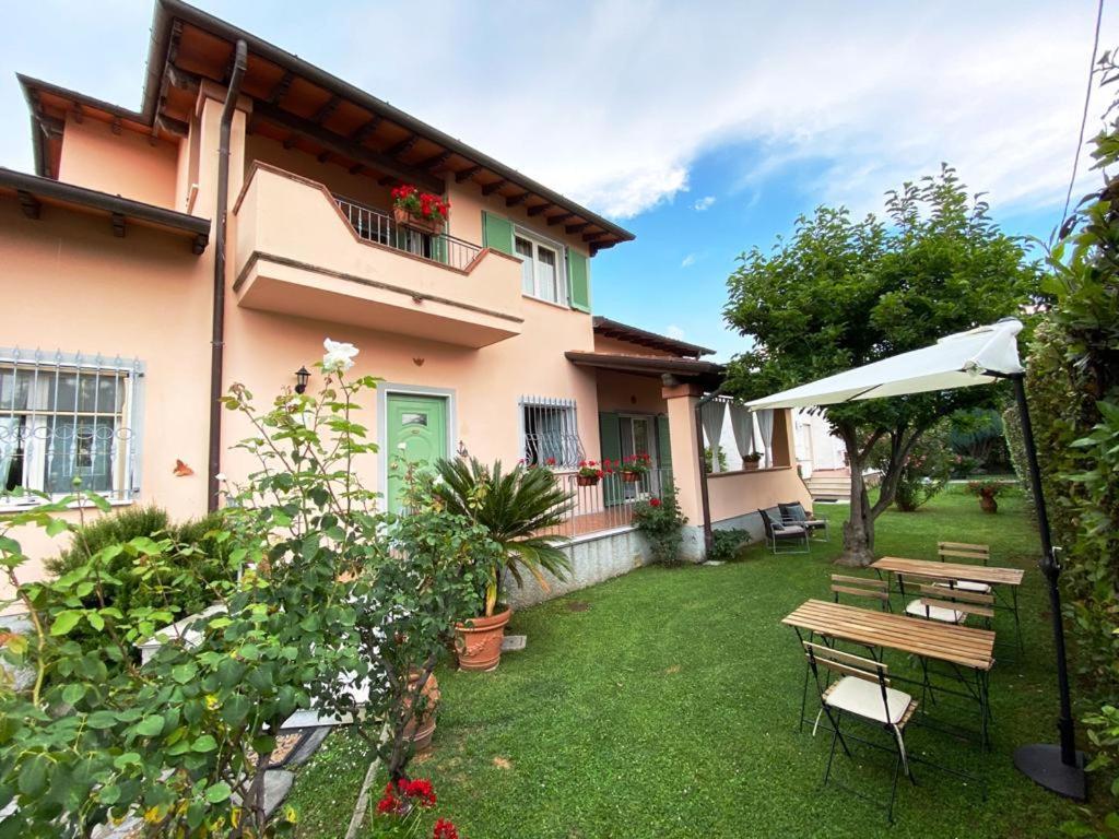 La Madonnina Bed and Breakfast Querceta Exteriör bild