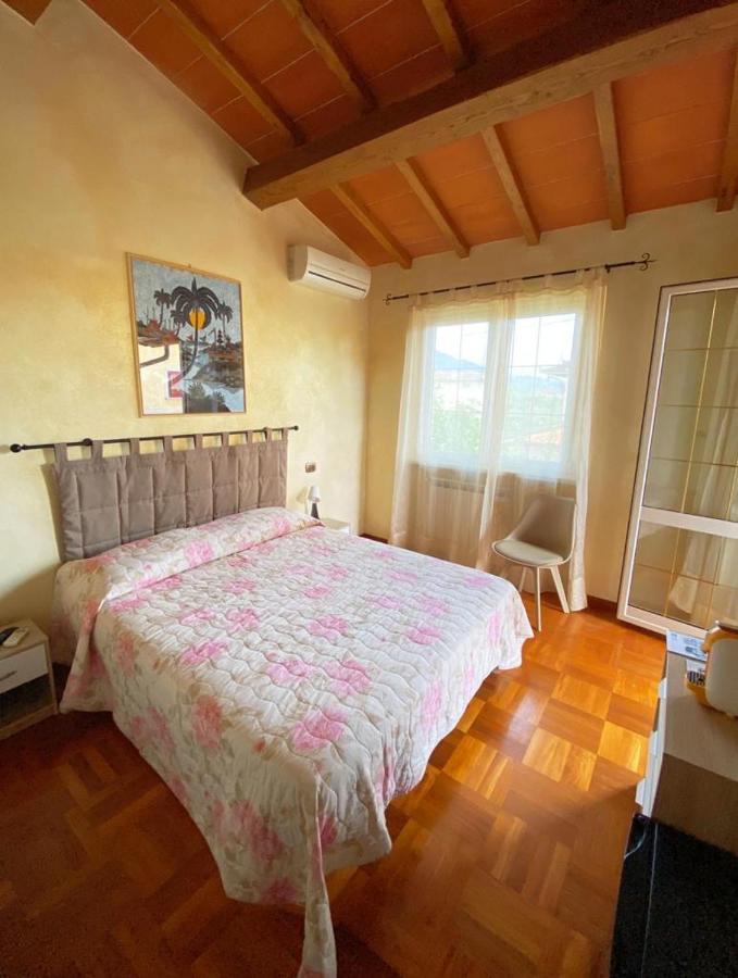 La Madonnina Bed and Breakfast Querceta Exteriör bild
